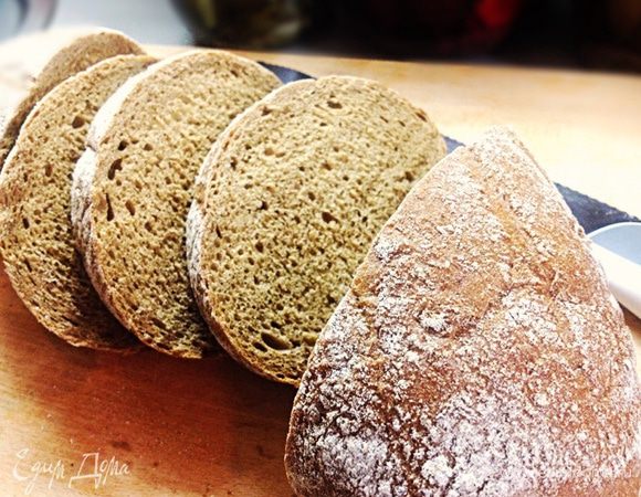 Потом готовим гренки.  Хлеб нарезаем наискосок и в духовке обжариваем на гриле. С двух сторон по 2 минуте. 