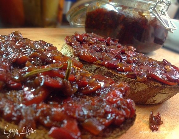 Поджаренный хлеб выкладываем на блюдо и начинаем творить: десеертной ложкой выкладываем поверх гренки приправу Чатни. 