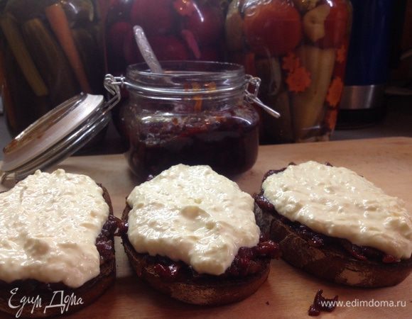 Сверху сырную смесь, так чтобы Чатни не покрывалось полностью. 