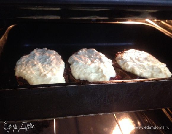 Отправляем будущие гренки в духовку под гриль на пару минут,до образования корочки. 