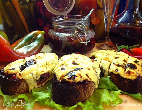 Нарезаем под углом тупым концом ножа и подаем. 