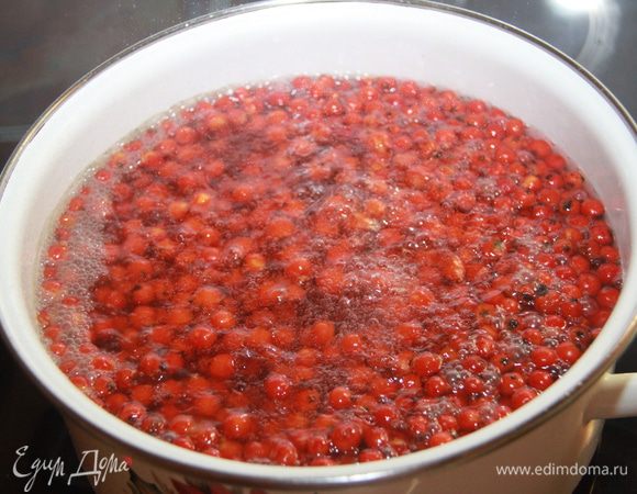 Проварить ягоды рябины 15 минут. Воду можно использовать как основу для компота.