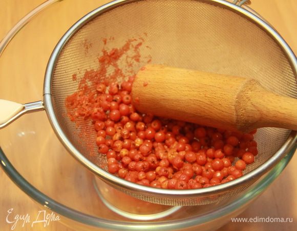 Ягоды откинуть на сито, протереть.