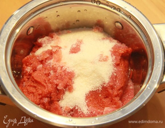 Пюре переложить в кастрюлю с толстым дном, засыпать туда же 400 г сахара.