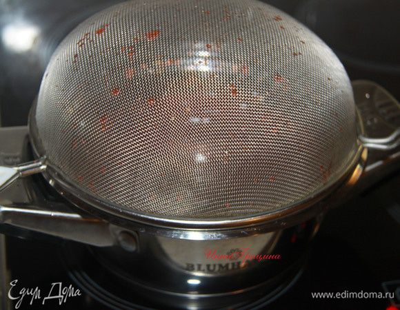 Варить рябиновое пюре до загустения, периодически помешивая, не менее 30 минут. Густея, пюре начинает чавкать и разбрызгиваться. Чтобы избежать попадания горячего пюре на кожу, рекомендую прикрыть кастрюлю ситом или    специальной сеткой от брызг.