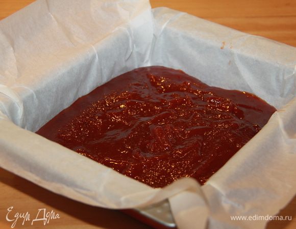 Горячее рябиновое повидло выложить на противень, застеленный пекарской бумагой. Выпекать при 50-60*С примерно 50-60 минут. Полностью остудить.