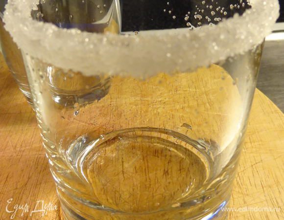 Украсить бортики креманок (у меня стаканы с толстым дном), в которых будем подавать мусс. Для этого намочить их водой и обмакнуть в сахар. Оставить на столе застывать.