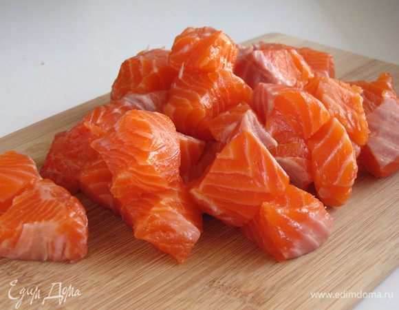 Нарезать кубиками около 2х2 см.