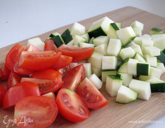 Цукини нарезать кубиками около 1х1 см, помидоры черри половинками.