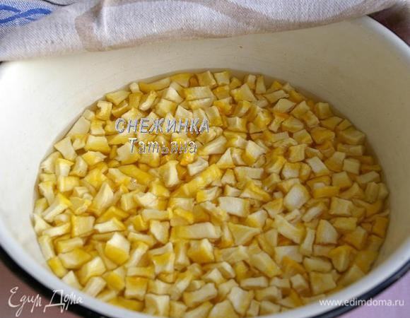 Кабачок очищаем от кожицы и семян. Нарезаем небольшим кубиком, но не очень мелко, т.к. кабачок отдаст свой сок, и кубики уменьшатся в размере. Складываем в кастрюлю или миску для варенья и засыпаем сахаром. Не перемешиваем! Оставляем на 8-10 часов, чтобы выделился сок. Я оставляла на ночь, вот так кабачок выглядел утром, получаются кубики кабачка в сиропе.