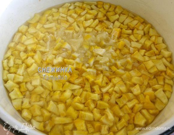 Ставим миску на огонь. В это время лимон хорошенько моем щёточкой, обдаём кипятком, вытираем, нарезаем маленькими кусочками. Когда варенье закипело, кладём лимон, перемешиваем.

