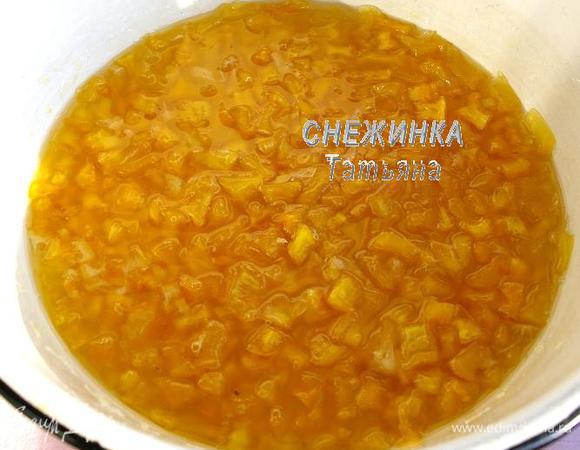 Снова доводим до кипения и варим до готовности варенья (от 40 минут), периодически помешивая. Я варила 50 минут. Вы исходите их нужной Вам консистенции. Кубики кабачка должны стать «прозрачными», сироп яркого жёлтого цвета.