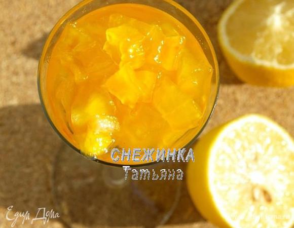 Готовое варенье разливаем по стерилизованным банкам и закрываем стерилизованными крышками. Даём ему настояться как минимум сутки.