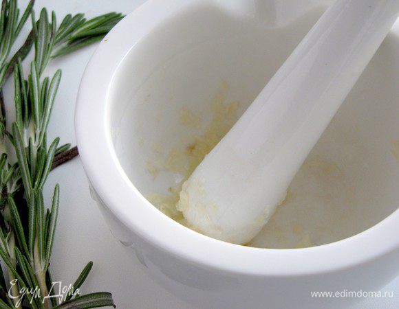 Чеснок очистить и истолочь в ступке. с веточек розмарина оборвать листики.