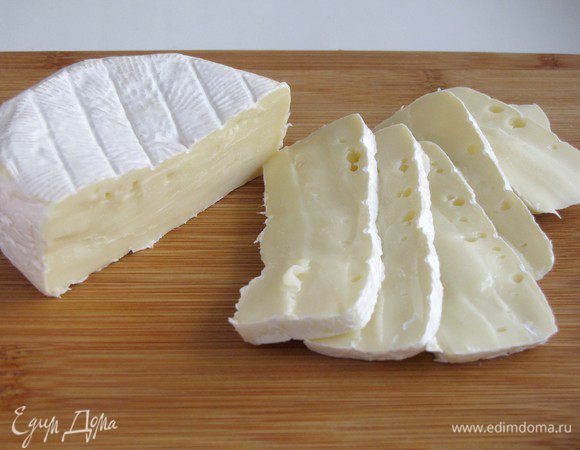 Сыр нарезать пластиками.