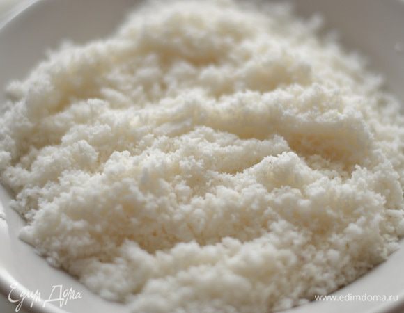 Кокосовую стружку измельчить блендером, но не переусердствовать, иначе она превратится в масло.