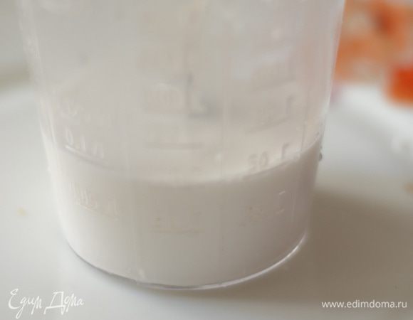 Всыпать в стаканчик крахмал, подлить туда немного кокосового молока, перемешать, пока крахмал не растворится, и вылить обратно в кастрюльку.