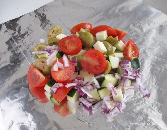 Из двух слоев фольги сложить 3 конверта и равномерно распределить в них все овощи, кроме чеснока.