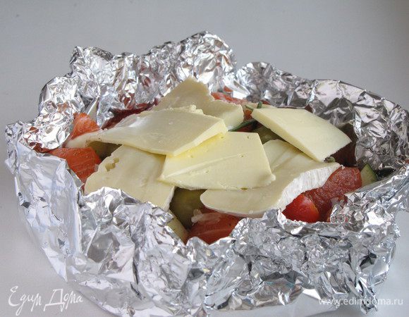 Придать конвертам форму блюдец.