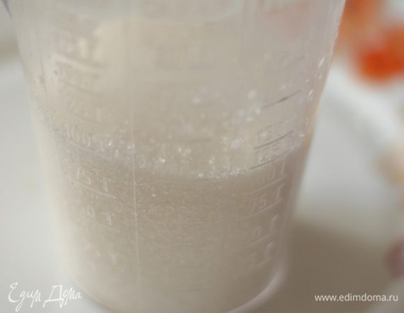 Всыпать сахар, добавить ваниль и варить крем, помешивая венчиком, до значительного загустения.