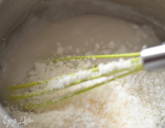 В готовый и горячий крем всыпать кокосовую стружку, перемешать.