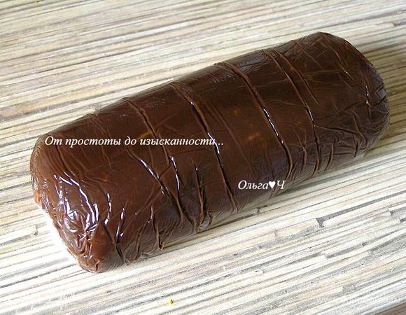 Выложить в подходящую емкость, застеленную пищевой пленкой. Убрать в холодильник на 20-30 минут. Затем маслу можно придать любую форму на Ваш выбор или просто скатать "колбаску". Убрать в холодильник до полного застывания. 