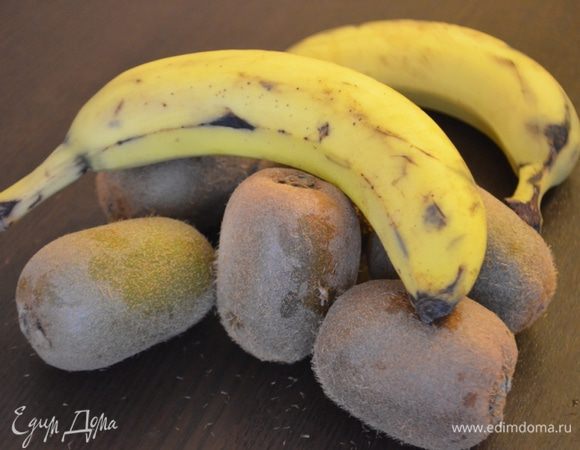 Фрукты помыть и почистить.

