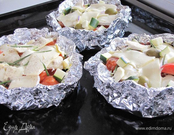 Выложить "блюдца" на противень и поставить в духовку на 250 град. в обычном режиме или с конвекцией на 12 минут.