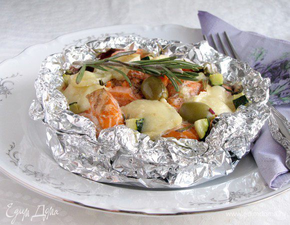 Готовое блюдо в конвертах переложить на тарелки. Очень вкусно! Приятного аппетита!