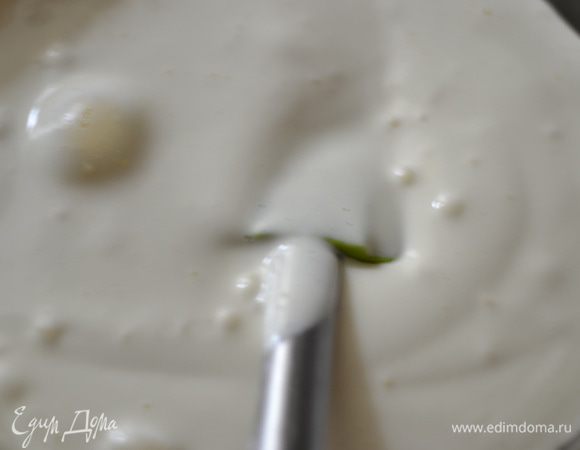 Готовим белый кокосовый бисквит. Берем магазинные яйца, желтки у яиц должны быть как можно светлее, прямо светло-желтые. Разделяем яйца на белки и желтки. Желтки взбиваем с половиной нормой сахара до густого крема, взбиваем минут 10, добела.