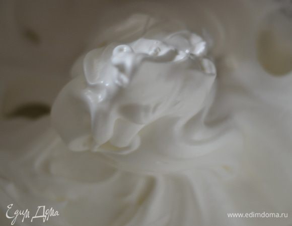 Отдельно взбиваем белки до состояния меренги с остальной половиной нормой сахара, в начале взбивания добавить пару капель лимонного сока. Сначала взбить белки до небольшой пены, затем добавить сахар и взбивать, постепенно добавляя сахарную пудру. Взбить до гладкости, устойчивости и блестящего, глянцевого цвета.