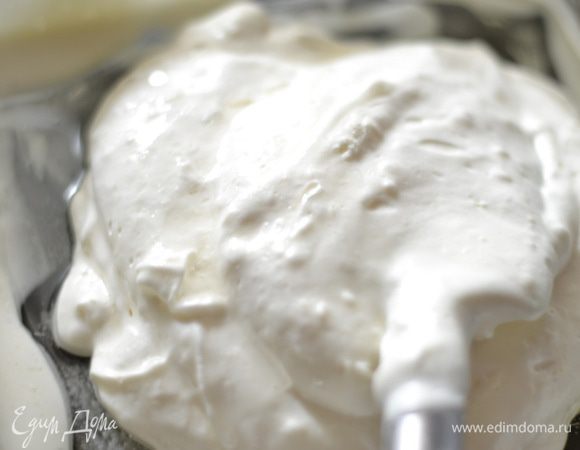 Соединить взбитые белки со взбитыми желтками, немного перемешать лопаткой заворачивающими движениями и добавить в несколько приемов просеянную муку с кокосовой стружкой, перемешивая лопаткой, добавить ваниль, затем отложить пару ложек теста в отдельную посуду, добавить туда пару ложек растительного масла, перемешать тем же способом  и добавить в основное тесто, снова быстро и АККУРАТНО перемешать, отправить в форму, застеленную пергаментом, утрамбовать лопаткой.