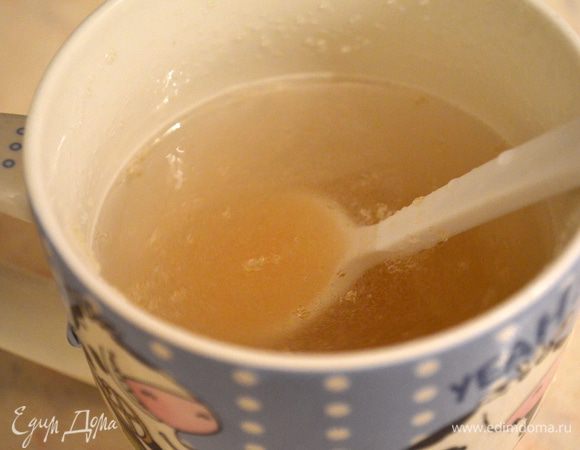 Желатин залить 1/3 стакана воды и дать постоять 5-7 минут.
