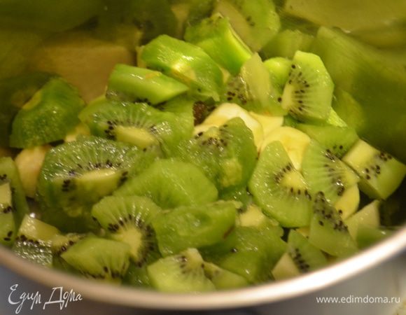 Фрукты нарезать на небольшие кубики, положить в кастрюлю.
