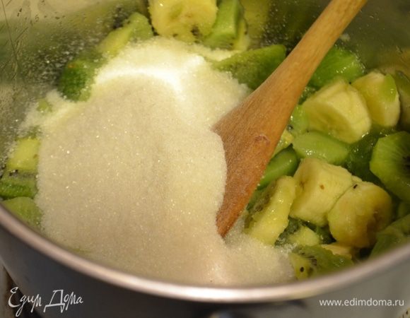 Добавить сахар и поставить на средний огонь.
