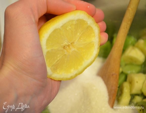 Добавить желатин и сок лимона, довести до кипения.
