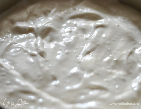 Выпекать при температуре 180 градусов около 45-50 минут, духовку отключить и еще оставить там бисквит на минут 5-7.