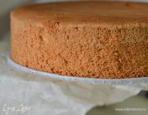 Готовый бисквит остудить на решетке. Перед сборкой тортика желательно отправить бисквит на минут 40-60 в морозилку.
