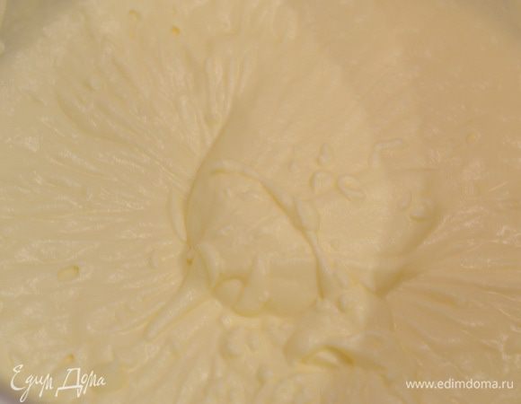 Готовим вторую часть крема. Топим белый шоколад на водяной бане,  взбиваем охлажденные сливки с 50 г сахара до устойчивости.