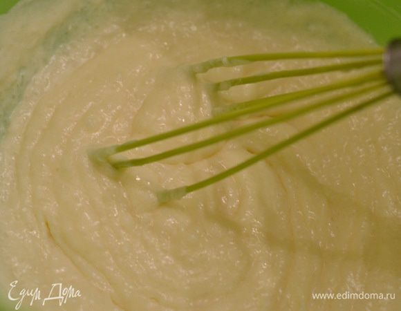 Добавляем несколько ложек взбитых сливок в кокосовый охлажденный  крем. Перемешиваем венчиком. Теперь этот крем выливаем в основные сливки и мешаем до однородности.