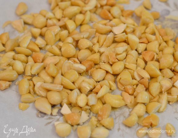 Миндаль почистить. Кто не знает как его чистить, расскажу. Миндаль заливаем кипятком на минут 10, затем промываем его холодной водой,  потом еще раз на минут 10 заливаем кипятком, даем немного остыть и все, миндаль практически сам будет выпрыгивать из кожи вон)))