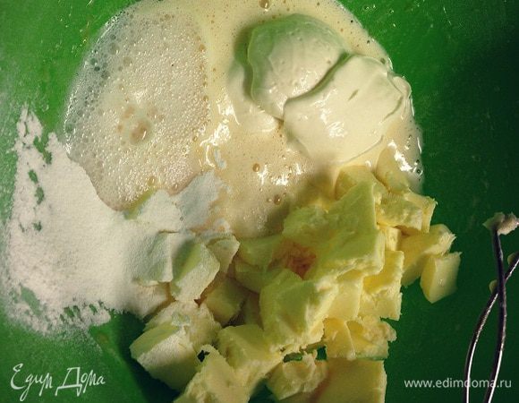 Добавить сюда размягченное масло, соду погашенную уксусом, ванильный сахар,майонез...