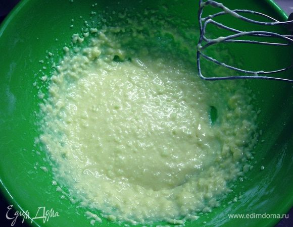 Взбить миксером или венчиком в течение 5-7 минут...