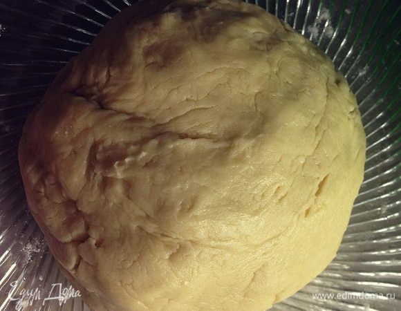 Добавить оставшуюся муку и замесить тесто....скатать в шар и убрать в морозилку на 20-30 минут....