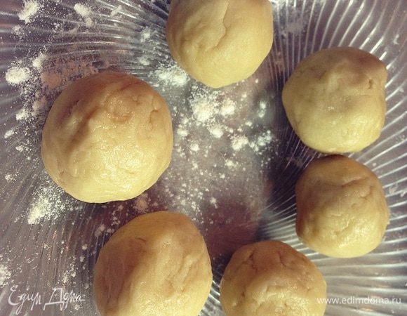 Скатать из теста шарики ....в диаметре 3-4см....