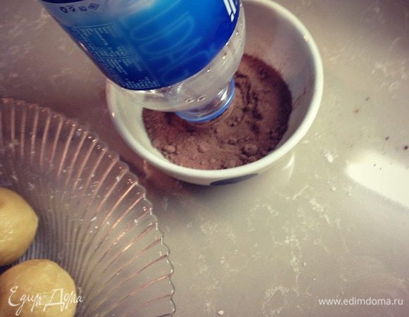 В чашку насыпать ложку какао и обмакнуть горлышко бутылки в какао...