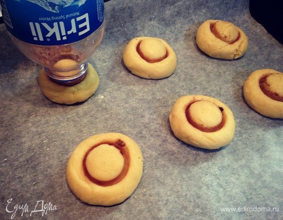 Шарики из теста выложить на расстоянии друг от друга 2-3 см на противень выстланный пекарской бумагой и промасленный, горлышком бутылки в какао делаем в центре шарика углубление надавив слегка и прокрутив... 