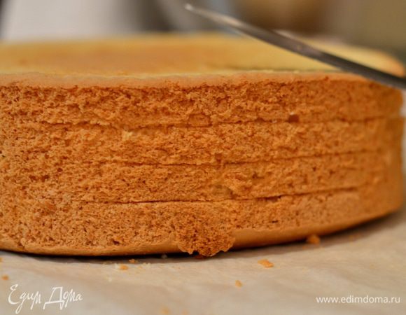 Собираем тортик. Бисквит режим на 3-4 равные части, делая метки ножом.