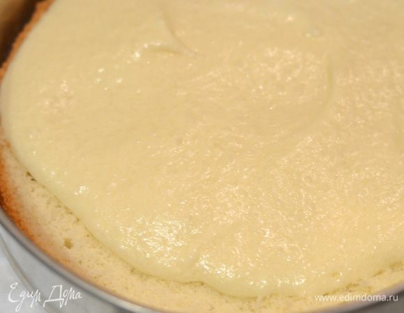 Отправляем корж в разъемную форму, промазываем  кремом.