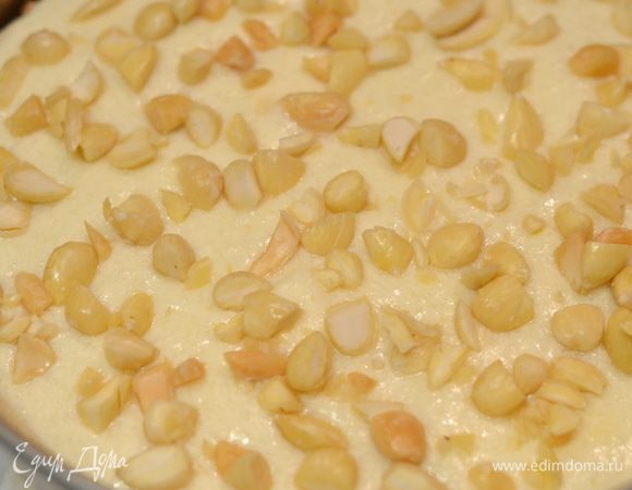 Сверху засыпаем орешками, я их немного порубила ножом. Затем следующий корж, крем, но уже без орехов, хотя смотрите сами, мне показалось, что орешков будет достаточно, только в нижней прослойке. И так со всеми коржами. Отправить тортик в холодильник желательно на ночь.